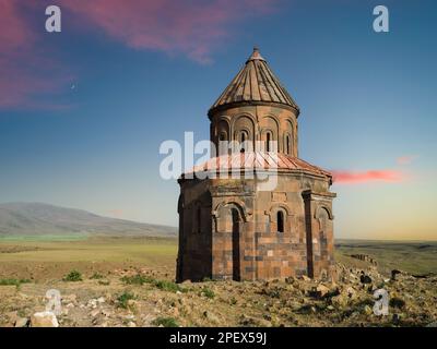 Die historische Kirche Saint Gregory of Abumarents bei Sonnenaufgang. Die antike Stadt Ani, die zum UNESCO-Weltkulturerbe gehört. Kars Provinz, Türkei Stockfoto