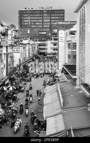 Ein Blick aus der Vogelperspektive auf eine belebte Seitenstraße, die mit vielen Shoppingern auf dem Markt in Dalat, Vietnam, belebt ist. Stockfoto