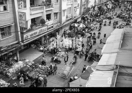 Ein Blick aus der Vogelperspektive auf eine belebte Seitenstraße, die mit vielen Shoppingern auf dem Markt in Dalat, Vietnam, belebt ist. Stockfoto