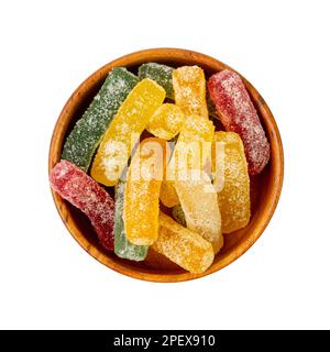 Gummibonbons in Wood Bowl isoliert, kauende bunte Marmeladenstäbchen, Jelly French Fries Heap, Gelatine Candies auf weißem Hintergrund Draufsicht Stockfoto