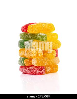 Rund Gummy Candy Pile isoliert, kauende bunte Marmeladenstäbchen, Jelly French Pommes Heap, Gelatine Candies auf weißem Hintergrund Seitenansicht Stockfoto