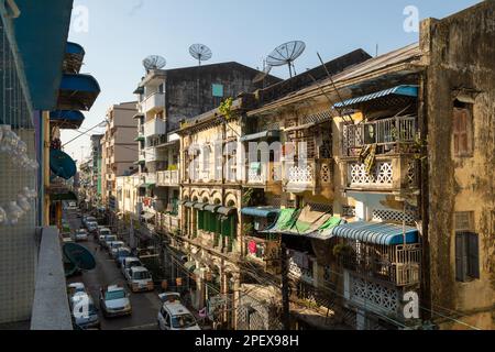 Rangun (Yangon), Myanmar - 19. Dezember 2019: Fassade eines alten und verfallenen Wohngebäudes in Rangun (Yangon), Birma (Myanmar) Stockfoto