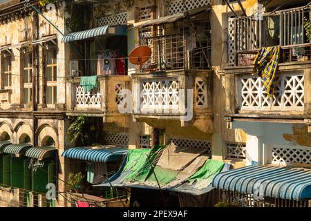 Rangun (Yangon), Myanmar - 19. Dezember 2019: Fassade eines alten und verfallenen Wohngebäudes in Rangun (Yangon), Birma (Myanmar) Stockfoto