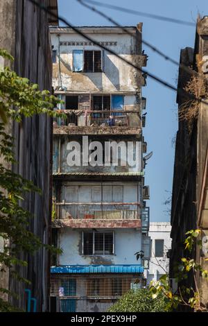 Rangun (Yangon), Myanmar - 19. Dezember 2019: Fassade eines alten und verfallenen Wohngebäudes in Rangun (Yangon), Birma (Myanmar) Stockfoto