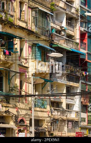 Rangun (Yangon), Myanmar - 19. Dezember 2019: Fassade eines alten und verfallenen Wohngebäudes in Rangun (Yangon), Birma (Myanmar) Stockfoto