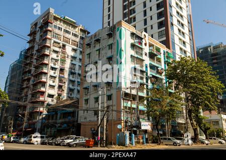 Rangun (Yangon), Myanmar - 19. Dezember 2019: Blöcke alter und neuer Wohngebäude bilden eine Nachbarschaft auf der Merchant Rd, Rangun (Yangon), Birma, Myanmar Stockfoto