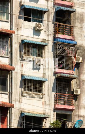 Rangun (Yangon), Myanmar - 19. Dezember 2019: Fassade eines alten und verfallenen Wohngebäudes in Rangun (Yangon), Birma (Myanmar) Stockfoto