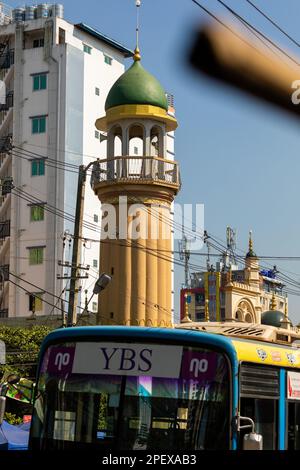 Yangon, Myanmar - 19. Dezember 2019: Minarett einer islamischen Moschee auf Merchant Rd, Rangun (Yangon), Birma, Myanmar Stockfoto