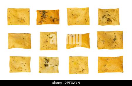 Isoliertes Pita-Chips-Set, kleine Weizentortillas-Collage, Crunchy-Flat-Brot mit Kräutern und Gewürzen, würziger mediterraner Weizensnack, Pita-Chips auf Weiß Stockfoto