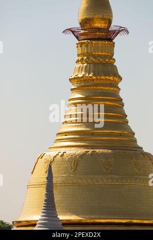 Nahaufnahme der goldenen Kuppel der Botahtaung-Pagode, einem buddhistischen Tempel, in Rangun (Yangon), Birma (Myanmar) Stockfoto