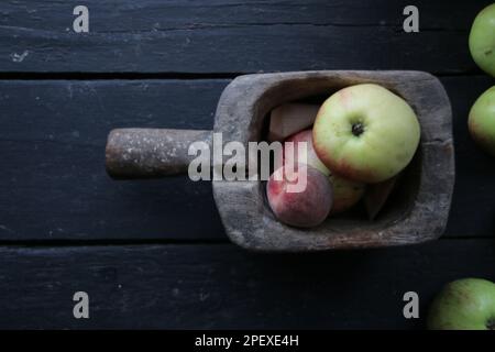 Reife, saftige Äpfel und Pfirsiche in einer Schachtel. Saisonale Gartenäpfel. Stockfoto