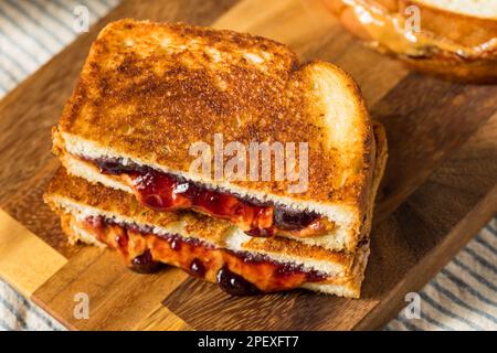 Gebratene Erdnussbutter und Gelee-Sandwich, fertig zum Essen Stockfoto