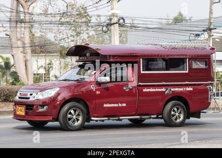 Chiangmai, Thailand - Februar 28 2023: Rotes Taxi chiang Mai. Service in der Stadt und in der Umgebung. An der Straße Nr. 1001, 8 km vom Geschäftsviertel Chiangmai entfernt. Stockfoto