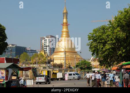 Rangun (Yangon), Myanmar - 19. Dezember 2019: Blick auf den Tempel und die Botahtaung-Pagode, nahe dem Ufer des Rangun (Yangon), Burma, Myanmar Stockfoto