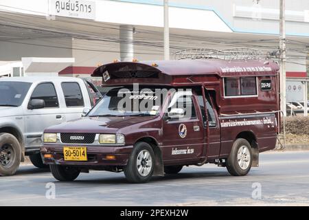 Chiangmai, Thailand - Februar 28 2023: Rotes Taxi chiang Mai. Service in der Stadt und in der Umgebung. An der Straße Nr. 1001, 8 km vom Geschäftsviertel Chiangmai entfernt. Stockfoto