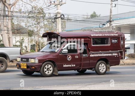 Chiangmai, Thailand - Februar 28 2023: Rotes Taxi chiang Mai. Service in der Stadt und in der Umgebung. An der Straße Nr. 1001, 8 km vom Geschäftsviertel Chiangmai entfernt. Stockfoto