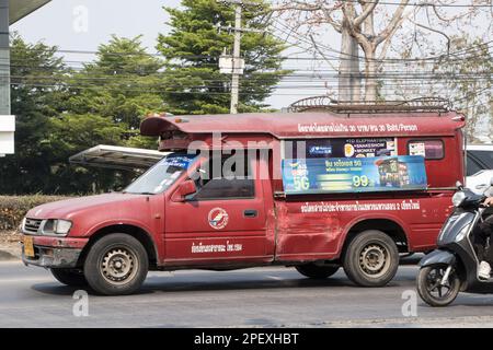 Chiangmai, Thailand - Februar 28 2023: Rotes Taxi chiang Mai. Service in der Stadt und in der Umgebung. An der Straße Nr. 1001, 8 km vom Geschäftsviertel Chiangmai entfernt. Stockfoto