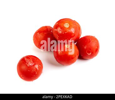 Isolierte gefrorene Tomaten, ganze gefrorene Tomaten, gefrorenes rotes Gemüse auf weißem Hintergrund Stockfoto