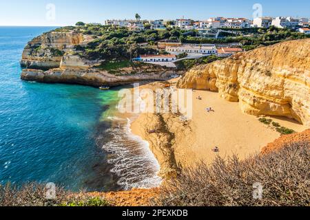 Die wunderschöne Stadt Benagil und der Strand von Benagil am Atlantischen Ozean in der Algarve, Portugal Stockfoto