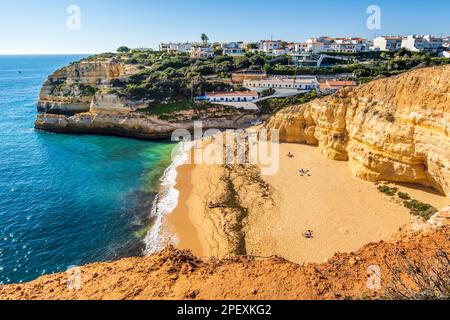 Die wunderschöne Stadt Benagil und der Strand von Benagil am Atlantischen Ozean in der Algarve, Portugal Stockfoto
