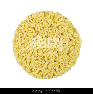 Trockene Instant-Nudeln Isoliert, Runde Asiatische Pasta, Traditioneller Koreanischer Ramen, Ungekochte Instant-Ei-Nudeln Stockfoto
