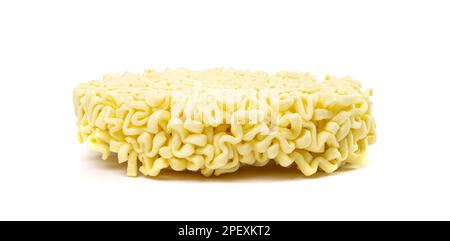 Trockene Instant-Nudeln Isoliert, Runde Asiatische Pasta, Traditioneller Koreanischer Ramen, Ungekochte Instant-Ei-Nudeln Stockfoto