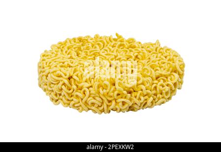 Trockene Instant-Nudeln Isoliert, Runde Asiatische Pasta, Traditioneller Koreanischer Ramen, Ungekochte Instant-Ei-Nudeln, Schneideweg Stockfoto