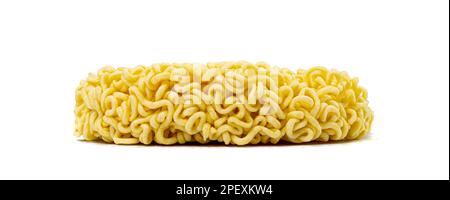 Trockene Instant-Nudeln, Isoliert, Runde Asiatische Pasta, Traditioneller Koreanischer Ramen, Ungekochte Instant-Ei-Nudeln, Seitenansicht Stockfoto