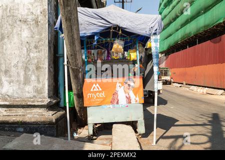 Rangun (Yangon), Myanmar - 19. Dezember 2019: Straßenstand mit Lebensmitteln und Snacks in Rangun (Yangon), Birma (Myanmar) Stockfoto