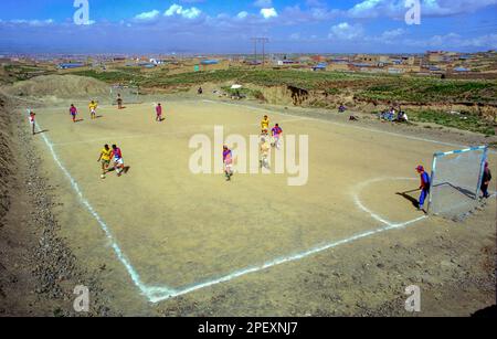 Bolivien. Fußball auf einem El Alto-Feld zu spielen, Stockfoto