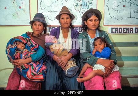 Bolivien, Ravelo. Mütter warten mit ihren Babys in einer Klinik auf eine Beratung. Stockfoto