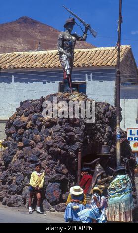 Bolivien, Potosi. Familie vor einer Statue eines Bergmanns. Stockfoto