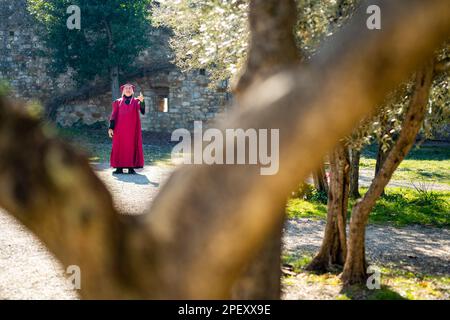 Ein Schauspieler, verkleidet als Dante Aligheri, rezitiert die Göttliche Komödie in San Gimignano in der Toskana, Italien Stockfoto