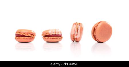Pink Macaron Cake Isolated, Macaroon Cookie, Almond Meringue, Sweet Macaroons, farbenfrohe französische Desserts auf weißem Hintergrund Stockfoto