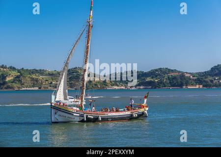 Lissabon, Portugal, Tagesaussicht auf Sejas Feliz, traditionelles 1947-Boot mit Mast, Segeln mit Touristen auf dem Tejo. Stockfoto