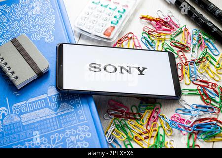 In dieser Abbildung wird ein Sony Logo auf einem Smartphone angezeigt. Stockfoto