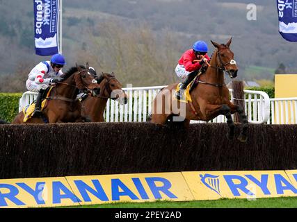 Envoi Allen fuhr mit Jockey Rachael Blackmore (rechts) auf dem Weg, den Ryanair Chase am dritten Tag des Cheltenham Festivals auf der Rennbahn Cheltenham zu gewinnen. Foto: Donnerstag, 16. März 2023. Stockfoto