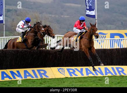 Envoi Allen fuhr mit Jockey Rachael Blackmore (rechts) auf dem Weg, den Ryanair Chase am dritten Tag des Cheltenham Festivals auf der Rennbahn Cheltenham zu gewinnen. Foto: Donnerstag, 16. März 2023. Stockfoto