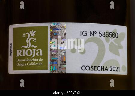 Rioja-Etikett auf der Flasche Morum Rioja Blanco Flasche Weißwein - Produkt Spaniens, Spanisch verkauft im Vereinigten Königreich Stockfoto