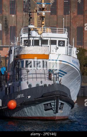 16. März 2023, Mecklenburg-Vorpommern, Peenemünde: Schiffe liegen bei sonnigem Wetter im Hafen von Peenemünde vor. Laut Wetterdienst wird das Wetter in den nächsten Tagen mit steigenden Temperaturen unruhig bleiben. Foto: Stefan Sauer/dpa Stockfoto