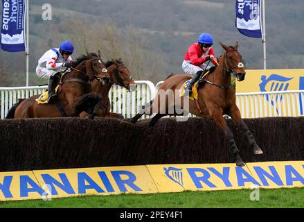 Envoi Allen fuhr mit Jockey Rachael Blackmore (rechts) auf dem Weg, den Ryanair Chase am dritten Tag des Cheltenham Festivals auf der Rennbahn Cheltenham zu gewinnen. Foto: Donnerstag, 16. März 2023. Stockfoto