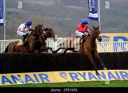 Envoi Allen fuhr mit Jockey Rachael Blackmore (rechts) auf dem Weg, den Ryanair Chase am dritten Tag des Cheltenham Festivals auf der Rennbahn Cheltenham zu gewinnen. Foto: Donnerstag, 16. März 2023. Stockfoto