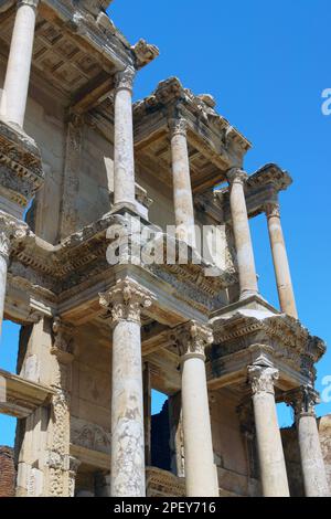 Ruinen der Celsus-Bibliothek in Ephesus, Türkei. Dieses römische Gebäude wurde als Grabdenkmal und Bibliothek errichtet und war die drittgrößte Bibliothek von Anci Stockfoto