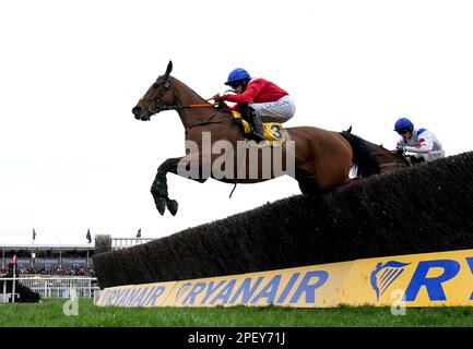 Envoi Allen fuhr mit Jockey Rachael Blackmore auf dem Weg, den Ryanair Chase am dritten Tag des Cheltenham Festivals auf der Rennbahn Cheltenham zu gewinnen. Foto: Donnerstag, 16. März 2023. Stockfoto