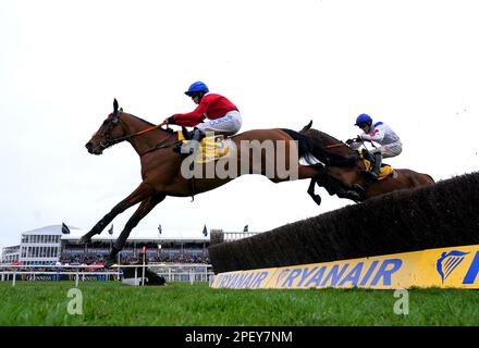 Envoi Allen fuhr mit Jockey Rachael Blackmore auf dem Weg, den Ryanair Chase am dritten Tag des Cheltenham Festivals auf der Rennbahn Cheltenham zu gewinnen. Foto: Donnerstag, 16. März 2023. Stockfoto