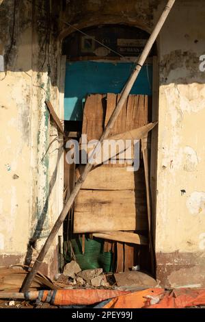 Rangun (Yangon), Myanmar - 19. Dezember 2019: eine alte Tür ist mit Brettern verschlossen, Rangun (Yangon), Birma (Myanmar) Stockfoto