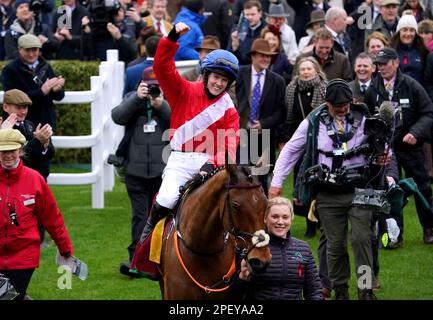 Jockey Rachael Blackmore feiert auf Envoi Allen, nachdem er am dritten Tag des Cheltenham Festivals auf der Rennbahn Cheltenham den Ryanair Chase gewonnen hat. Foto: Donnerstag, 16. März 2023. Stockfoto