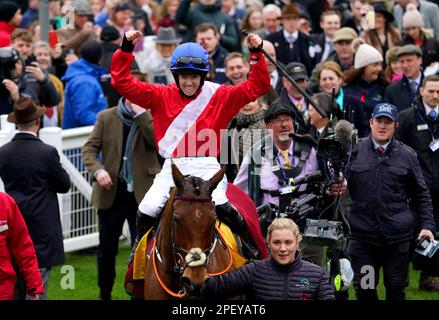 Jockey Rachael Blackmore feiert auf Envoi Allen, nachdem er am dritten Tag des Cheltenham Festivals auf der Rennbahn Cheltenham den Ryanair Chase gewonnen hat. Foto: Donnerstag, 16. März 2023. Stockfoto