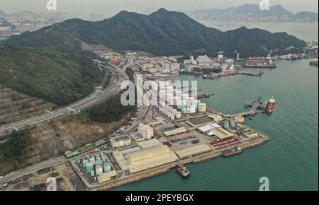 Filer einer allgemeinen Ansicht von United Dockyard (L) und einem Regierungsland auf der rechten Seite unter der Tsing Ma Bridge in Tsing Yi. Die Hong Kong United Dockyard Group von CK Hutchison schlug dem Stadtplanungsausschuss einen überarbeiteten Plan vor, in dem vorgeschlagen wurde, dass die Hong Kong United Dockyard in Tsing Yi zusammen mit dem Regierungsland im Norden, In der Nutzung als großmaßstäbliches, umfassendes privates Wohn- und öffentliches Wohnungsbauprojekt geändert werden. Es wird erwartet, dass insgesamt 15.075 Einheiten bereitgestellt werden. 12. Januar 20 SCMP/Martin Chan Stockfoto