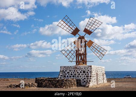 Windmühle in der Nähe des Dorfes Puerto Lajas auf Fuerteventura, Kanarische Insel Stockfoto